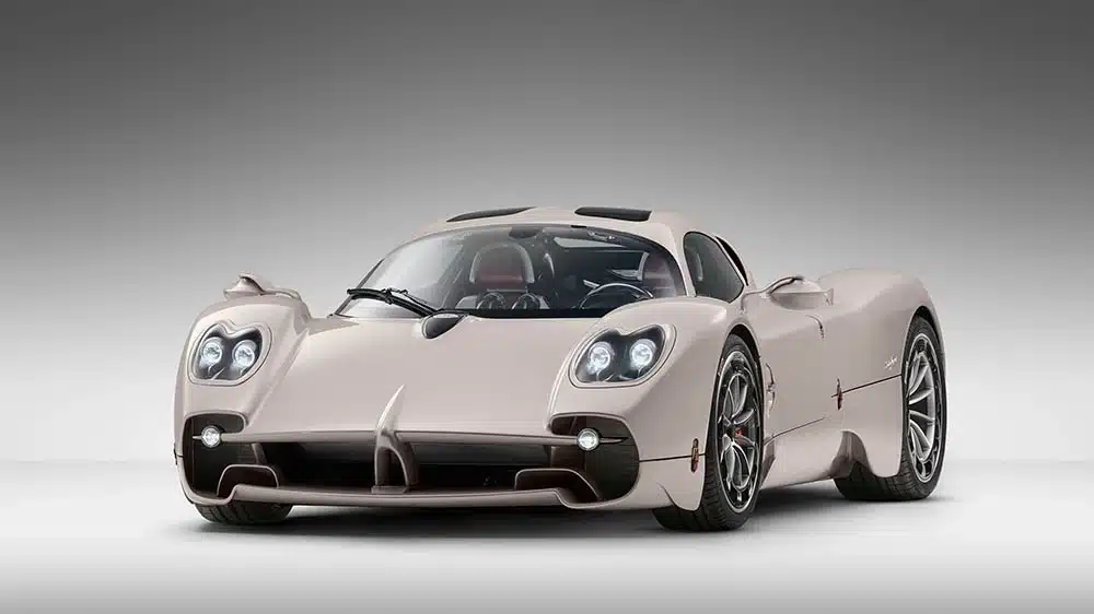 パガーニが新型ハイパーカー「ユートピア」を発表 – V型12気筒とマニュアルトランスミッションを搭載