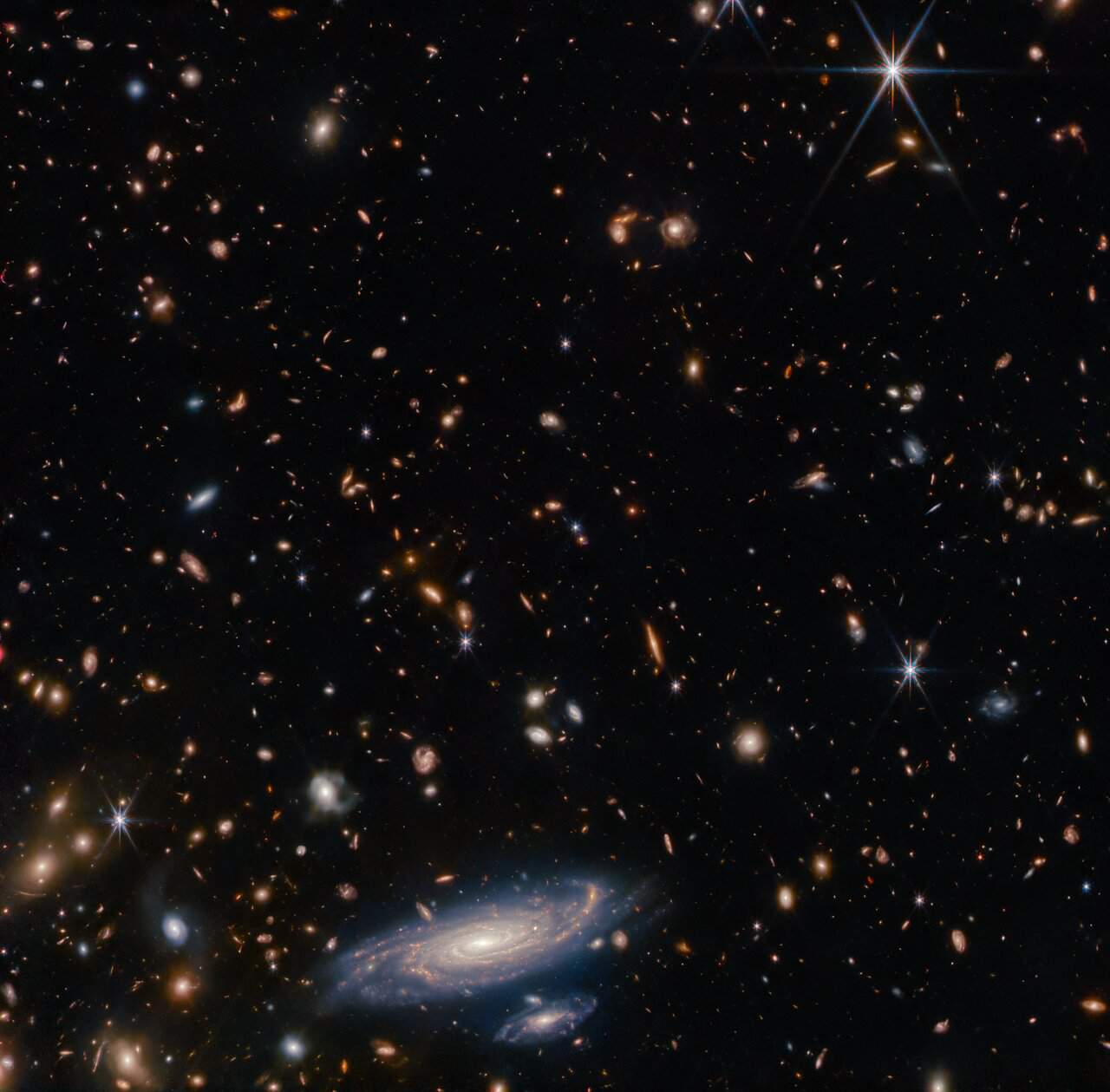 ジェイムズ・ウェッブ宇宙望遠鏡が10億光年離れた渦巻き銀河の詳細画像を公開