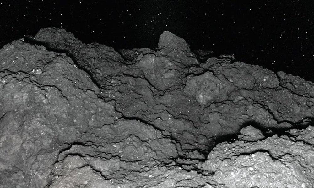 小惑星リュウグウのサンプルにRNAの主要構成要素であるウラシルが含まれていることが判明