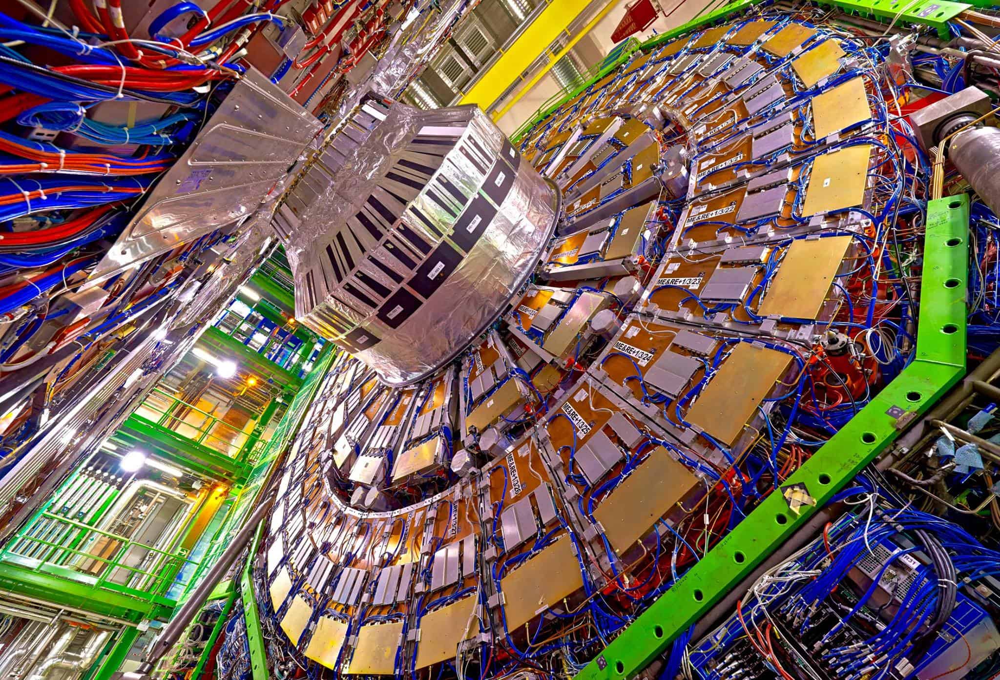 史上初！大型ハドロン衝突型加速器の実験が「人工」ニュートリノの検出に成功