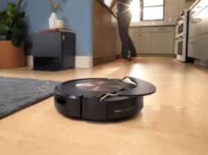 Roomba Combo j9 CleanBase Auto Fill Lifestyle ArmLifting